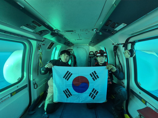 독립유공자 후손 이대호 경장(오른쪽)